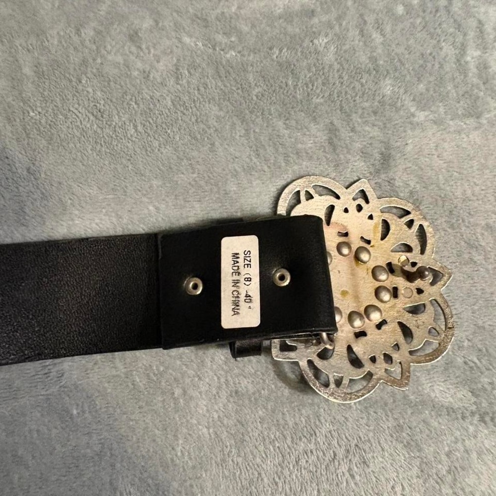 Black and silver belt with flower buckle - Picture 2 of 4